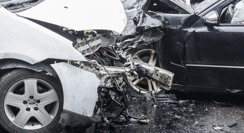 Szombathelynél tért át a szemközti sávba egy román sofőr, majd frontális balesetet okozott
