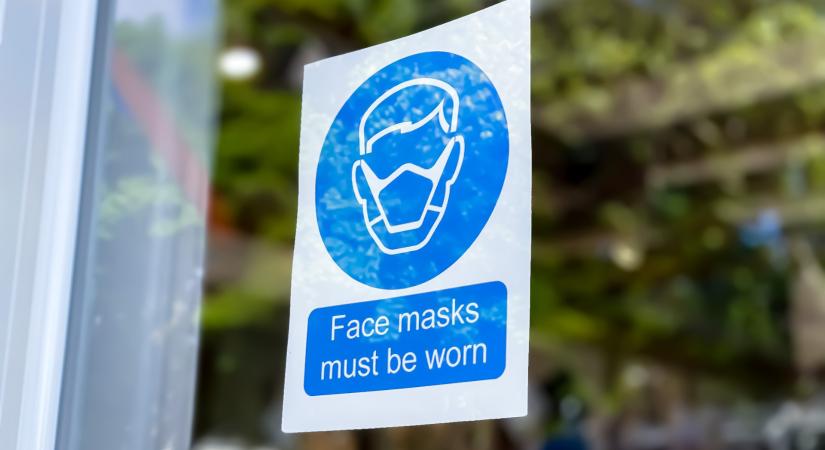 Koronavírus: Egyre több helyen kötelező a maszk, újabb kórházakban lesz látogatási tilalom