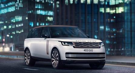 Letisztultabb lett az összkerék-kormányzású új Range Rover