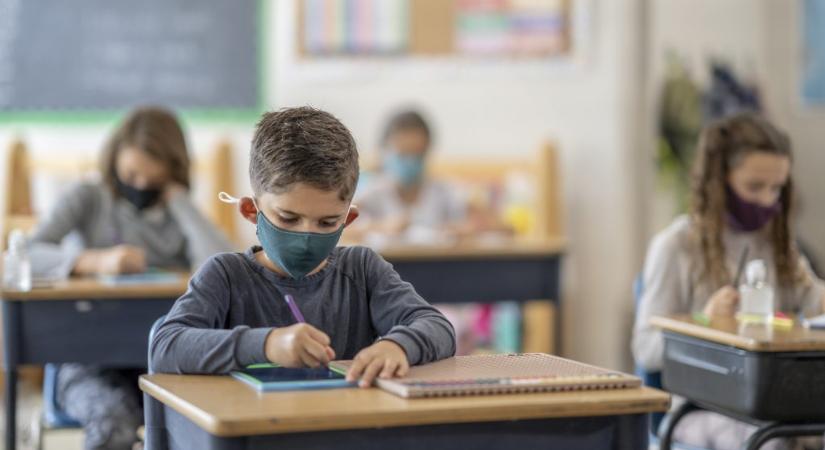 Az iskolai maszkviselés visszaállítását követelik a német tanárok
