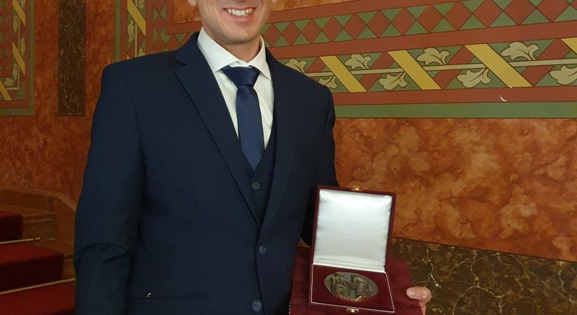 Rangos díjat kapott a csabai főgyógyszerész