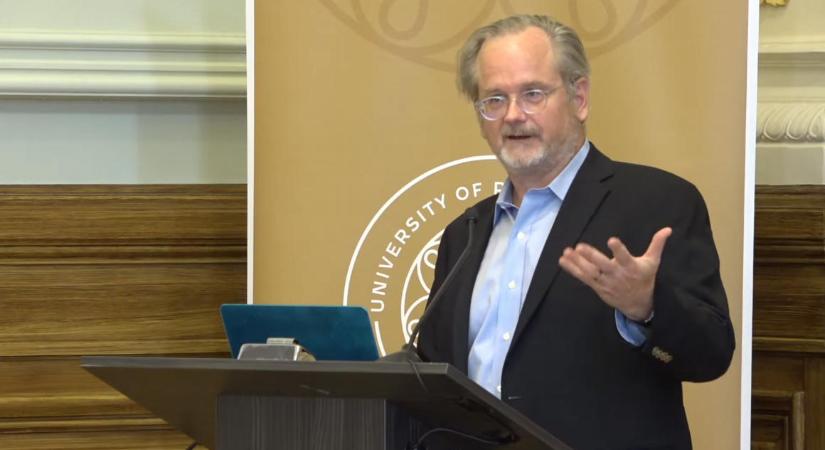 Lawrence Lessig Budapesten: Ha nem tudjuk szabályozni az algoritmusokat, ők fognak szabályozni minket