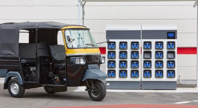 A Hondának hála elektromossá válnak a háromkerekű indiai taxik