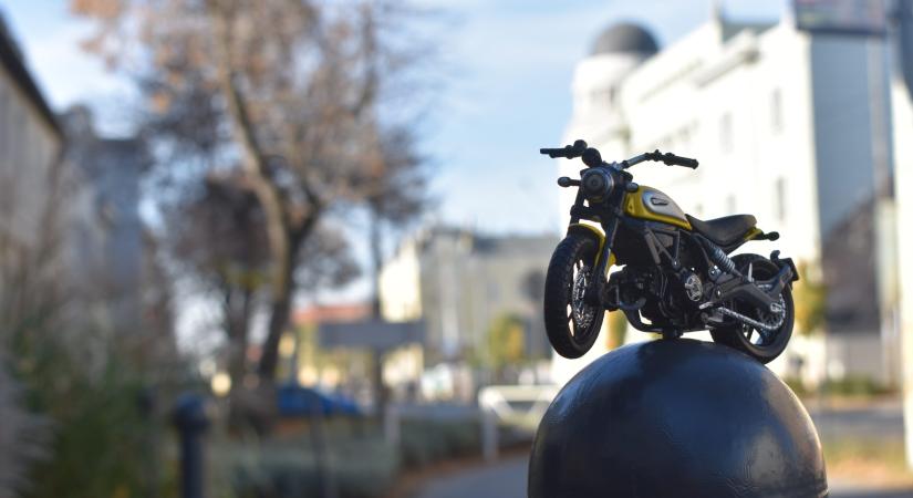 Fekete-sárga, de nem darázs: találd ki, melyik utcán támasztották le ezt a szuper Ducatit!