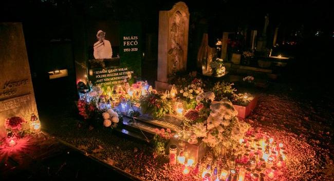 Így festenek hírességeink síremlékei: Gesztesi Károly és Balázs Fecó nyughelyét is ellepték a mécsesek