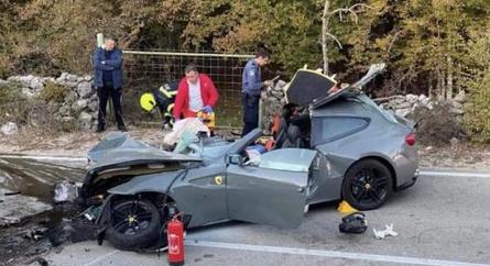 Darabokra tört egy Ferrari, miután gyorshajtás miatt a kőfalnak csapódott