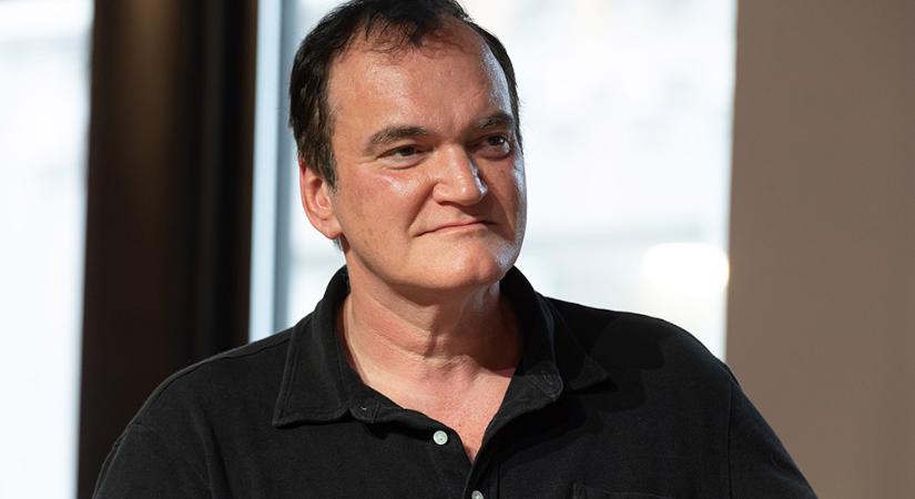 Soha nem látott Ponyvaregény-jeleneteket árvereznek el, Tarantino maga az eladó