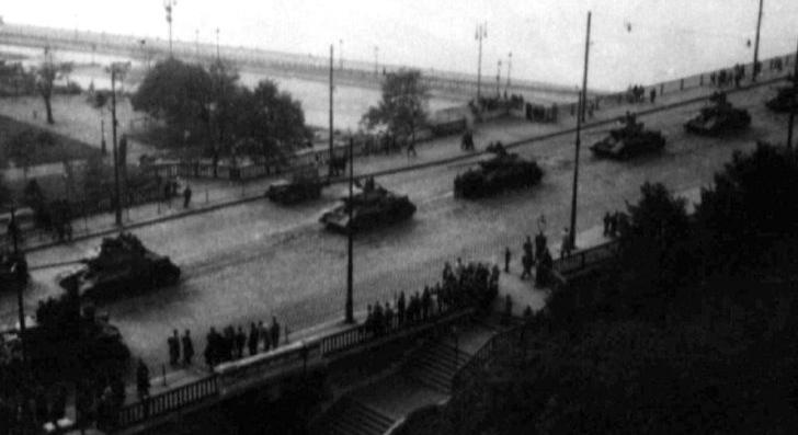 November 4. – Szovjet tankok rohanták le a cserben hagyott országot
