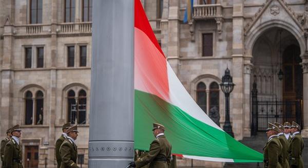 November 4. – Félárbócon a nemzeti lobogó a magyar Parlament előtt