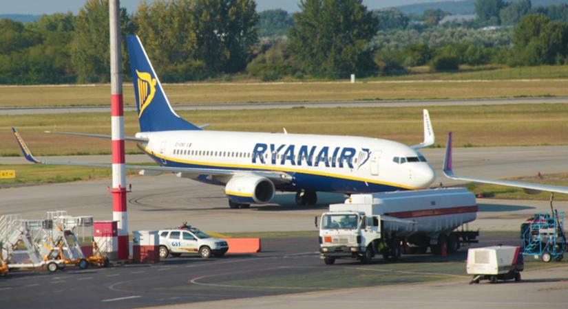Leszakadt a Ryanair repülőjének egy darabja a levegőben és egy biatorbágyi autóra zuhant, itt a videó a becsapódásról