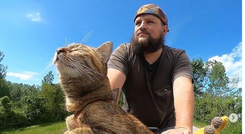 Túl aranyos: ez a skót férfi a macskájával a hátán utazta be a világot – képek