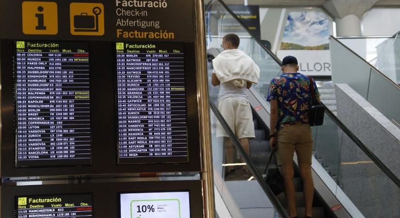 Utasok rohantak a reptéri kifutópályán Mallorcán