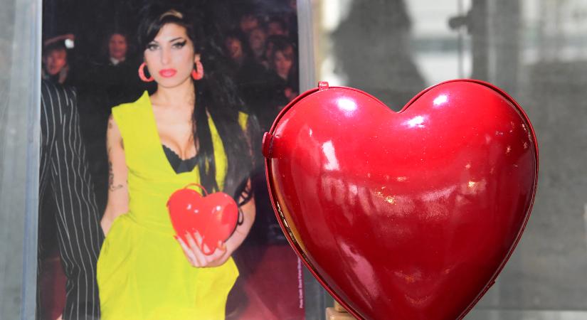 Elképesztő vagyonokat fizettek Amy Winehouse személyes tárgyaiért egy árverésen – fotók
