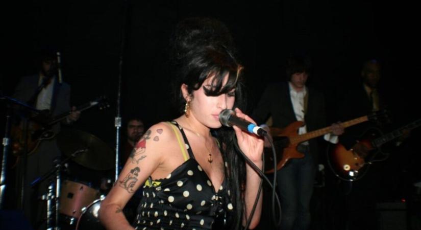 Vagyonokért árverezték el Amy Winehouse ruháit