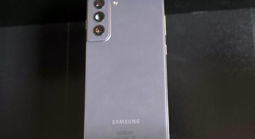 Élő képeken a Samsung Galaxy S21 FE készülék