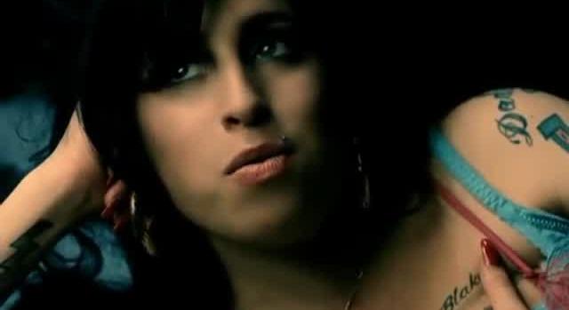 Amy Winehouse türkíz melltartója is elkelt az árverésen