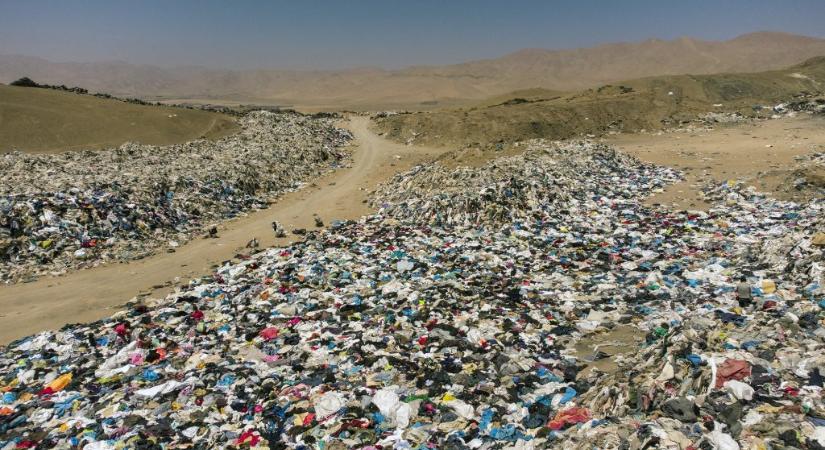 Halmokban állnak a kidobott ruhák az Atacama-sivatagban