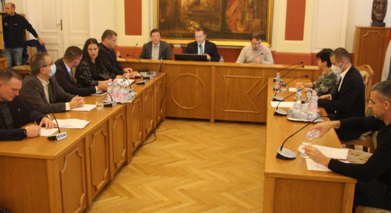 Zárt ülés: pénz áll a házhoz! – A képviselő-testület elfogadta a Tomori Pál Főiskola tizenhárommilliós egyezségi ajánlatát
