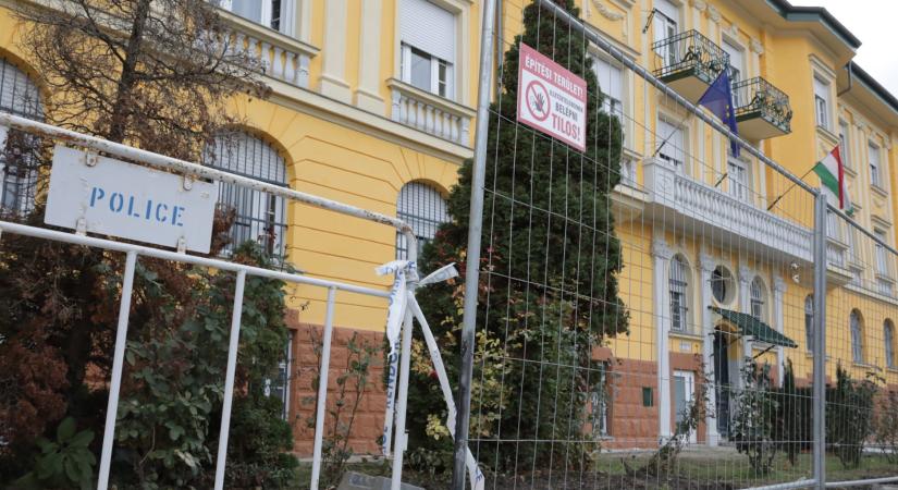 Felújítják a palota régi kerítését is a Deák Ferenc utcában