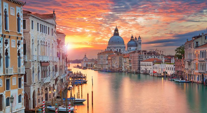 Elöntötte Velencét a víz, de a turisták nem zavartatják magukat – Videó