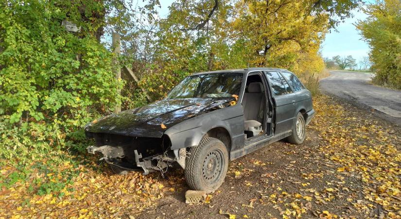 Valaki elhagyott egy 90-es évekbeli BMW-t a Fertő-Hanság Nemzeti Parknál