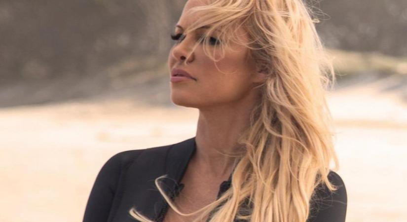 Pamela Anderson smink nélkül, melegítőnadrágban, papucsban ment kávézni - fotó