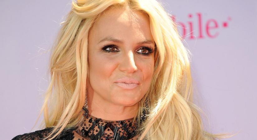 Britney Spears már nagyon készül az esküvőjére, menyasszonyi ruhás képet posztolt