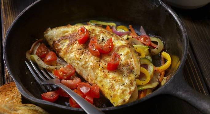 Kolbászos-lecsós omlett – egy nagy szelet kaláccsal próbáld ki!