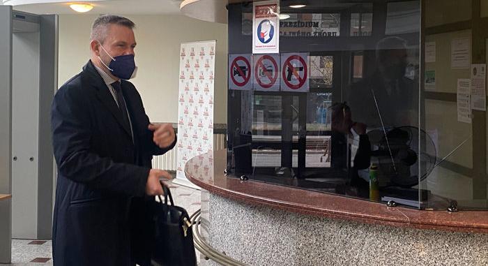 Pellegrini a NAKA-nál tesz vallomást a pezsgősdobozban rejlő kenőpénz ügyében