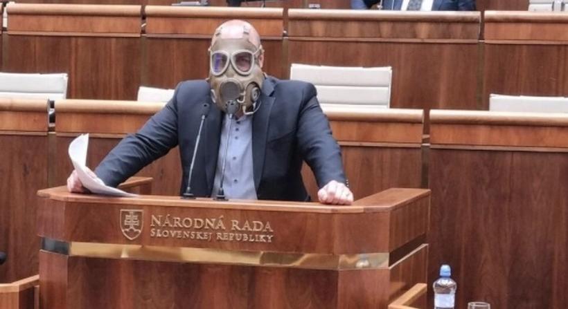 Gázmaszkban érkezett az ismert politikus a parlamentbe… Kitalálja, kiről van szó?