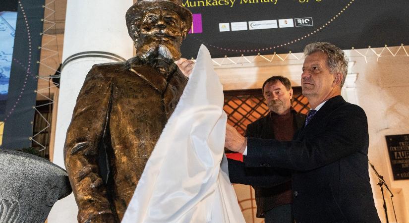 Egészalakos szobrot kapott Munkácsy Mihály Békéscsabán (videó)