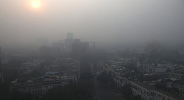 Pusztító szmog lepte el Delhit, a legkritikusabb pontot is maga mögött hagyta a szállópor-koncentráció