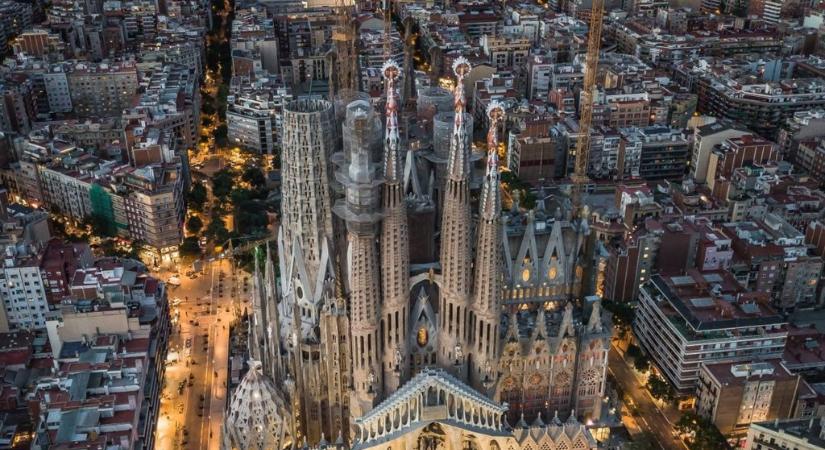 140 évvel építésének megkezdése után átadják a Sagrada Familia 9. tornyát