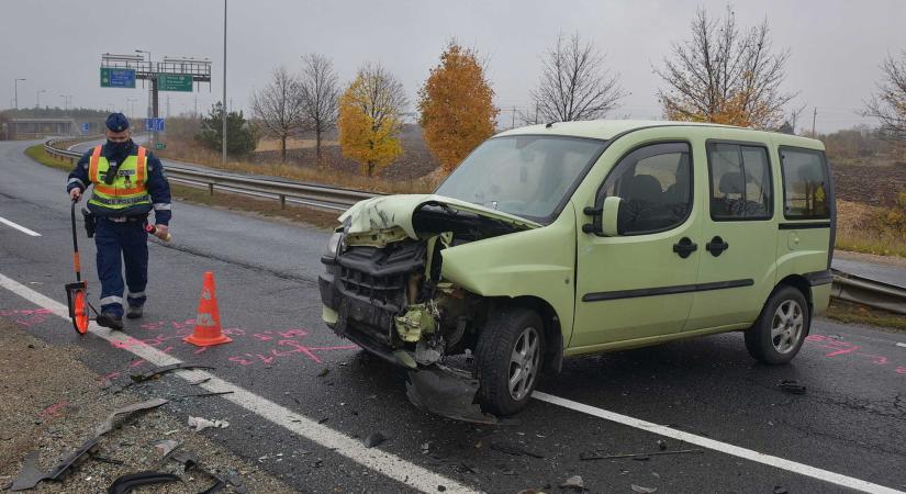 Forgalommal szembe hajtott a Fiat - súlyosan megsérült az árokba lökött Opel vezetője
