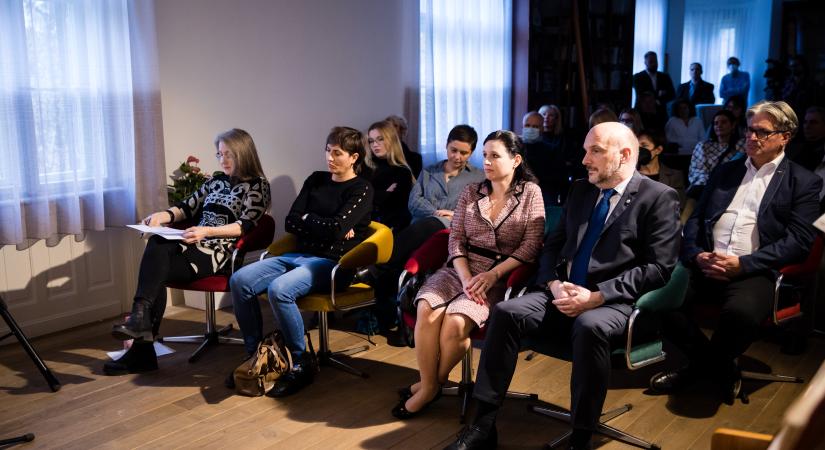 Lévai Anikó is részt vett a balatonfüredi irodalmi szalon megnyitóján