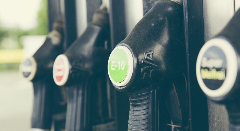 Alávert a Fidesz-kormány a benzinkutasoknak, kötelező nyitva maradniuk, hiába nem éri meg nekik a befagyasztott benzinár mellett