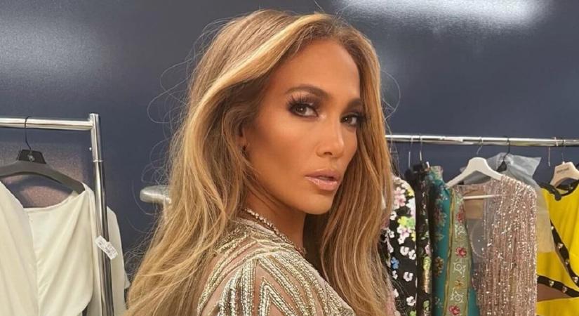 Az 52 éves Jennifer Lopez szelfije és fenékformája, mintha csak 35 lenne