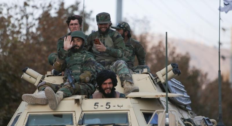 Tálib katonai parádé amerikai tankokkal és orosz helikopterekkel