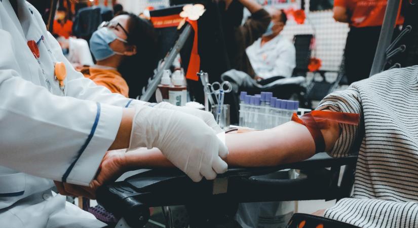 Tényellenőrzés: Ha az oltatlanok adhatnak vért, akkor mindent lehet?