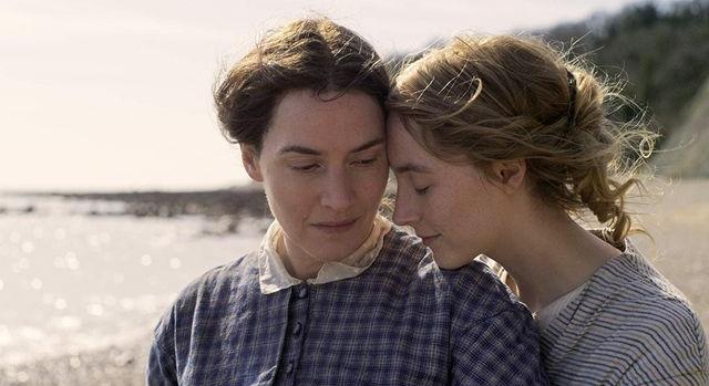 Kate Winslet és Saoirse Ronan fosszíliák után kutatva egymásba szeret