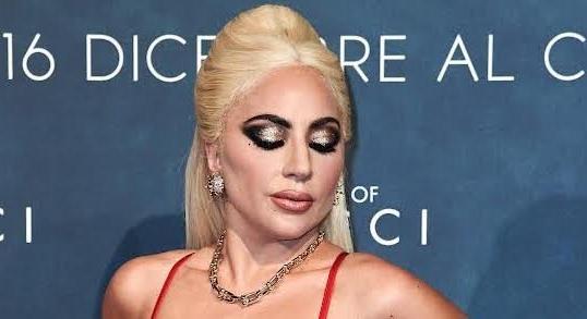 Mellét markolászva mutatta be új filmjét Lady Gaga – fotók