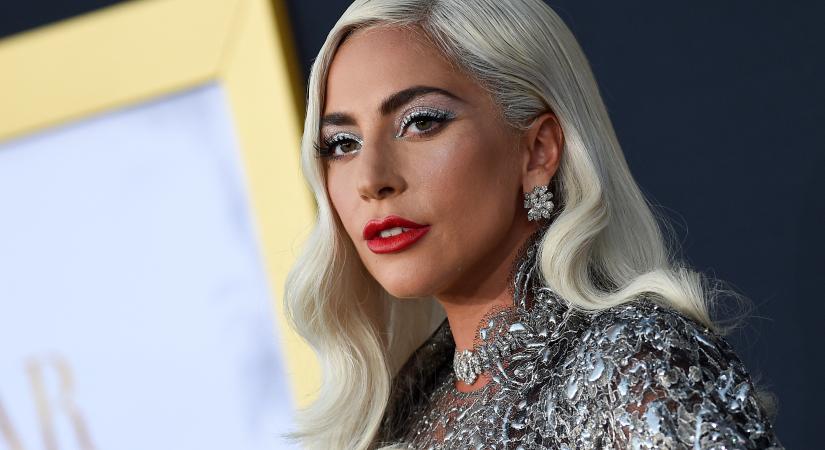 Lady Gaga vadítóan nézett ki a House of Gucci bemutatóján: a melleit markolászta tűzpiros ruhájában