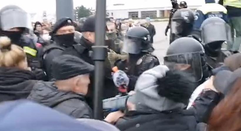 VIDEÓ: A tüntetők egy része megpróbált bejutni a parlamentbe