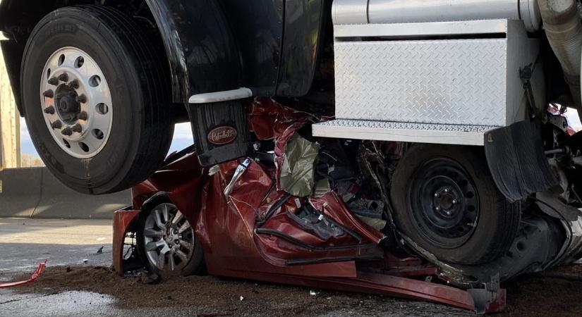 Szinte matricává lapította az autót egy kamion, a sofőr túlélte
