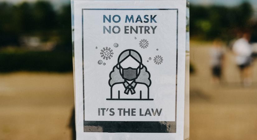 Itt vannak az új szabályok: hol kötelező, és hol nem kell maszkot viselni szombattól?