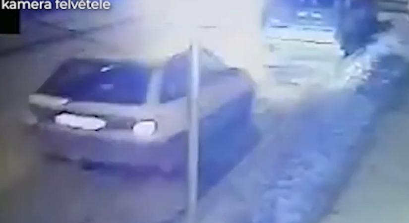 Videón a tatabányai baleset: ittasan tarolt szabályosan parkoló autókat a sofőr