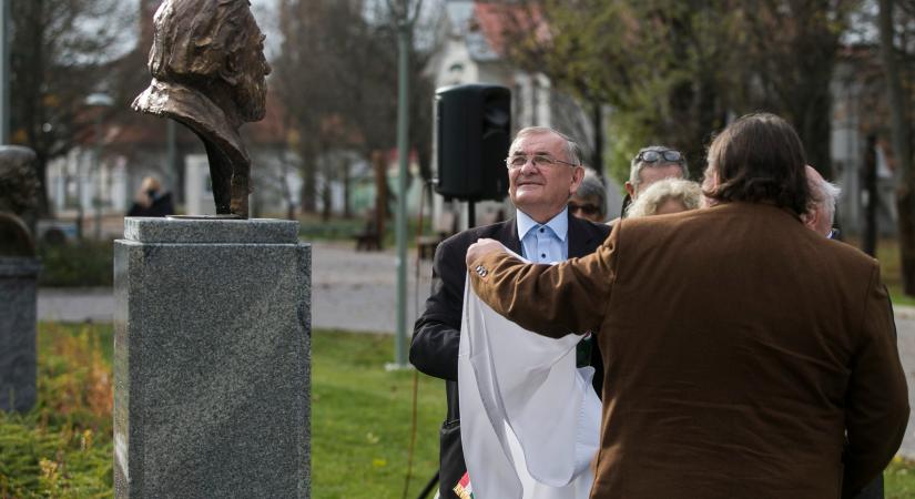 Sára Sándor tiszteletére avattak szobrot a Lakiteleki Filmszemlén
