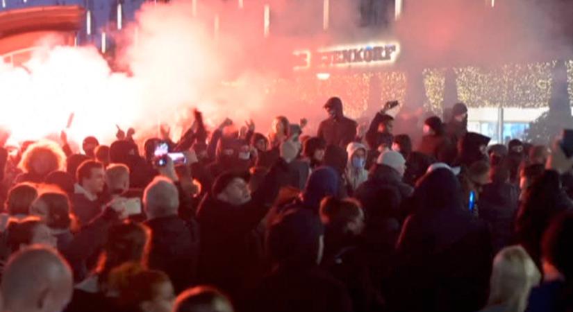 Zavargások törtek Hollandiában, lángoltak a rendőrautók, figyelmeztető lövések dördültek