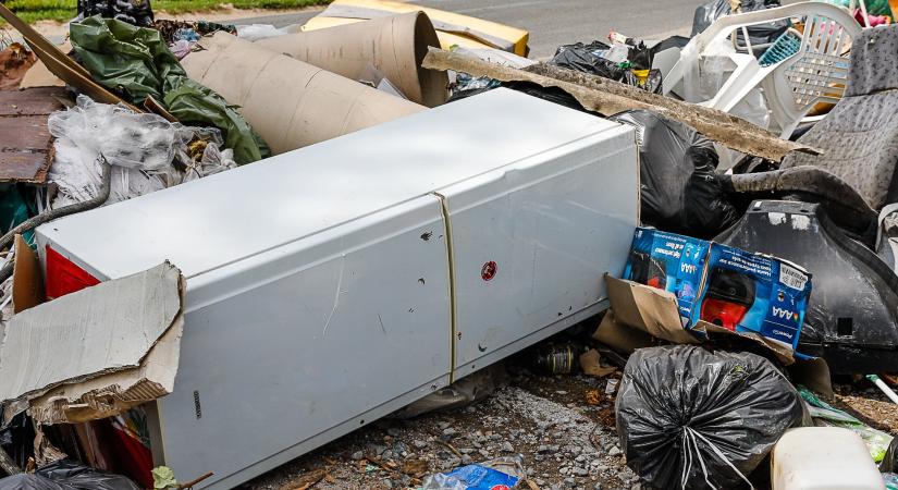 Fittyet hányt a környezetvédelemre, hulladékot rakott le egy földútra az egyik Vas megyei községben