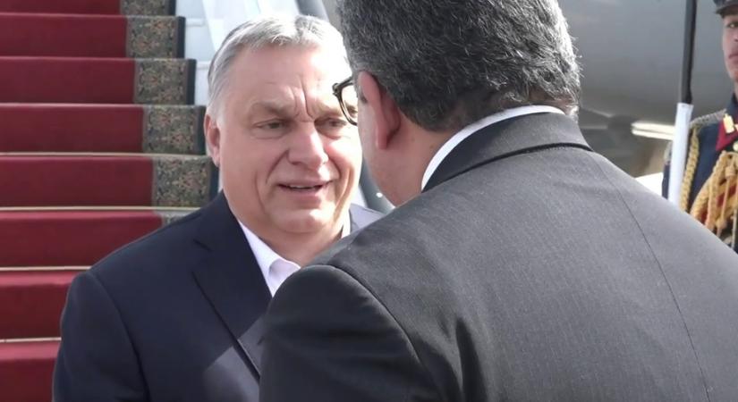 Az ellenzéki párt elárulta, hogy Orbán Viktor miért érzi jól magát diktátorok társaságában